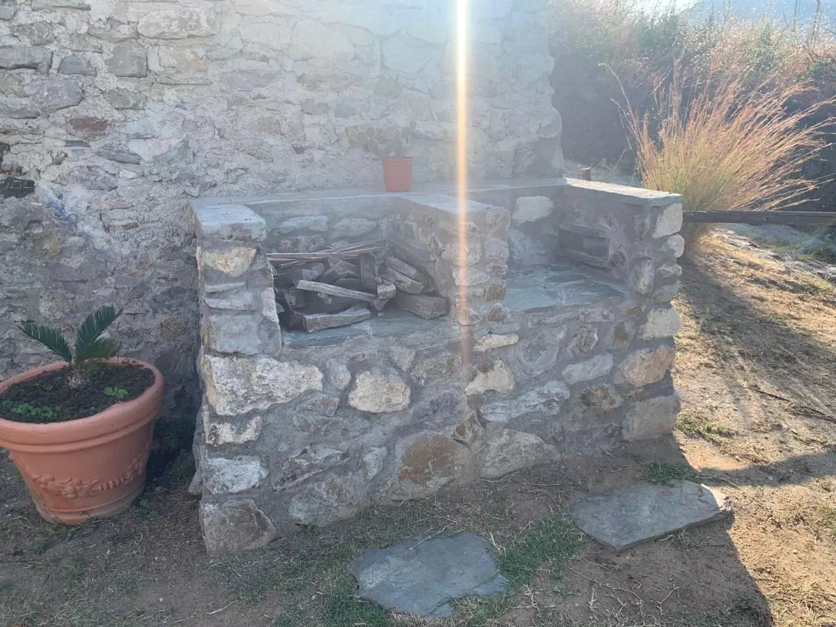 Il barbecue in pietra del giardino