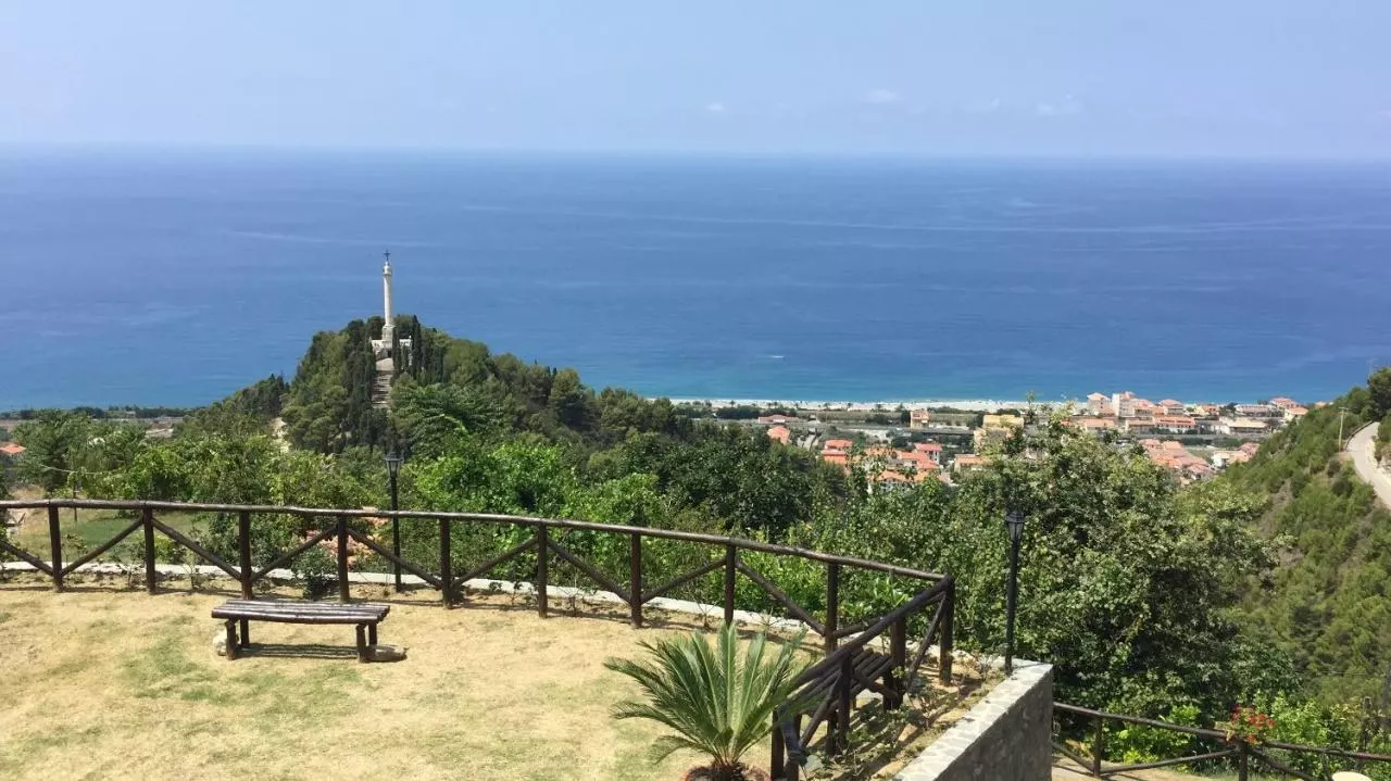 Il prato panoramico con la panchina affacciata sulla costa