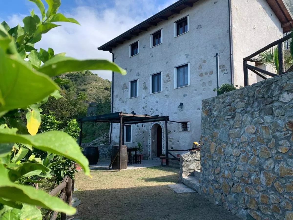La casa in pietra del Muraglio con il pergolato e il muro a secco