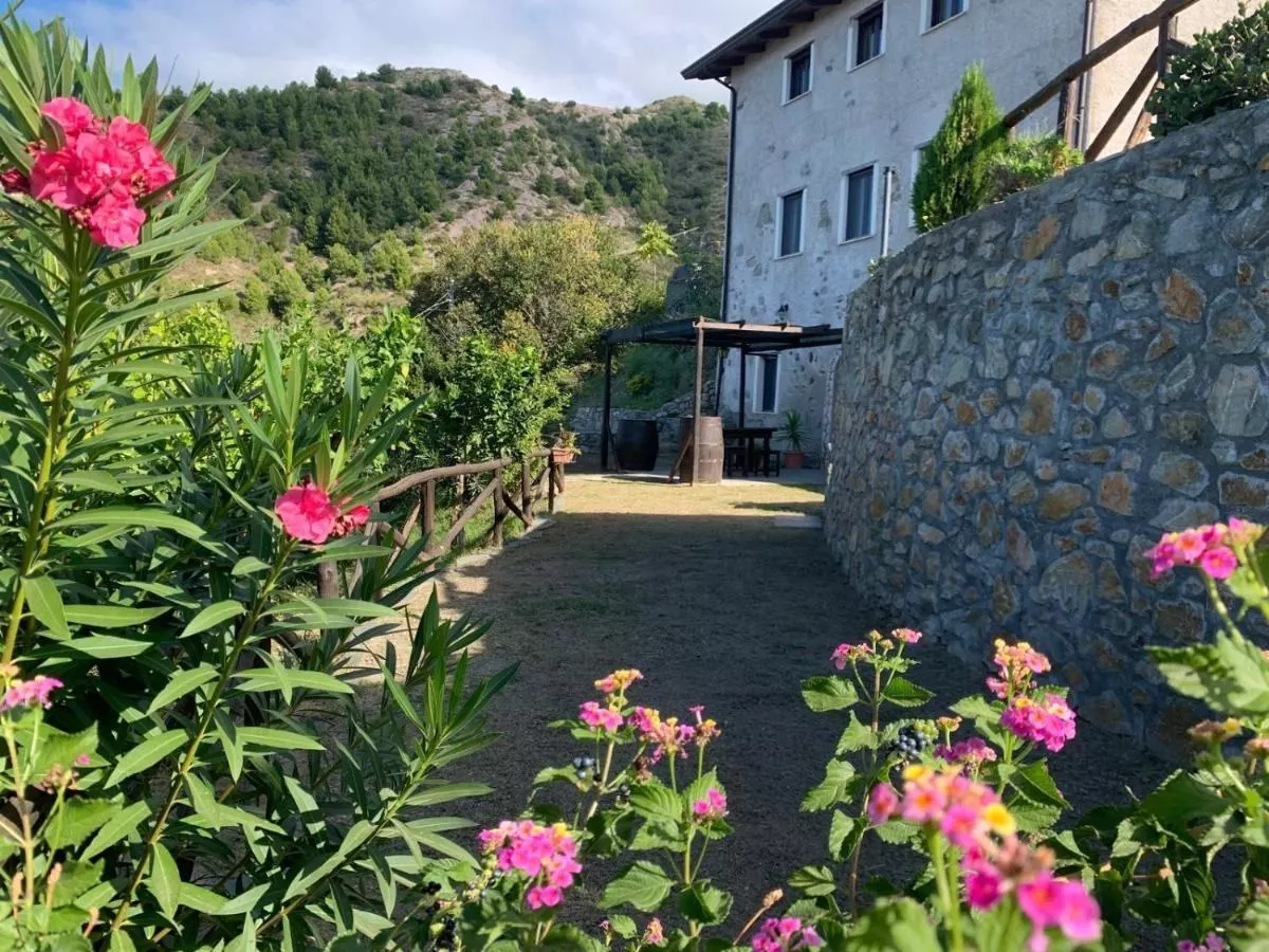 Il vialetto fiorito davanti alla casa in pietra