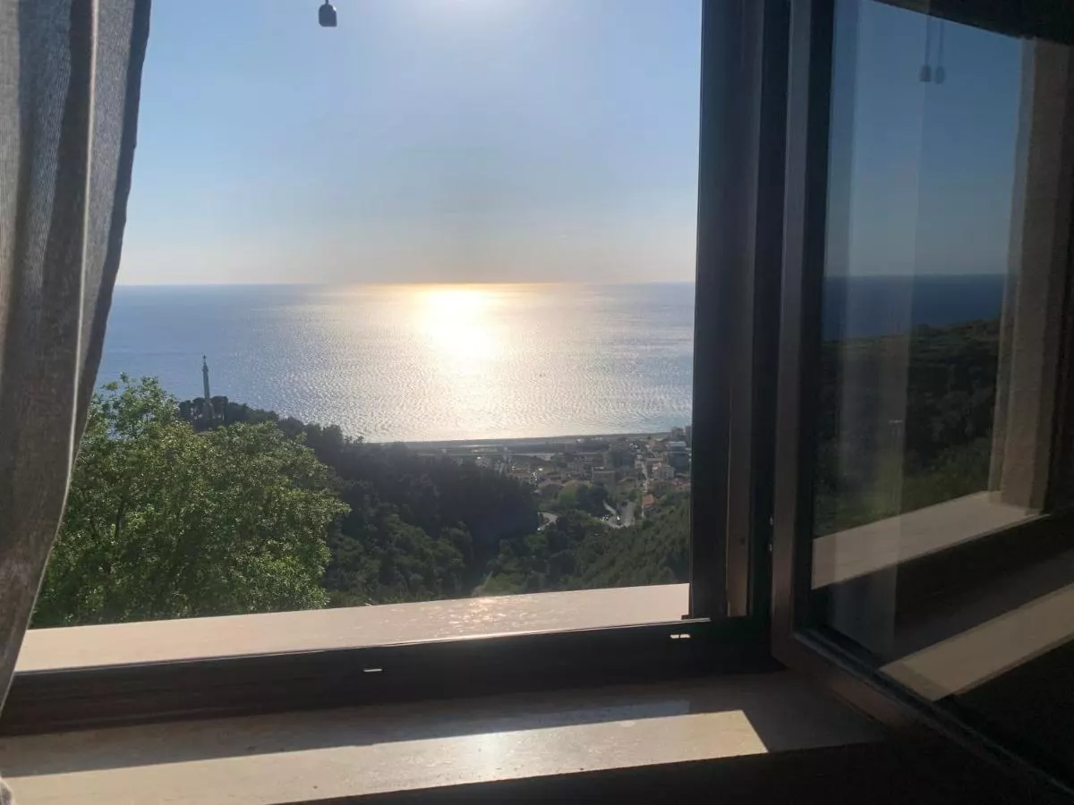 Il sole del mattino che si riflette sul mare, dalla finestra