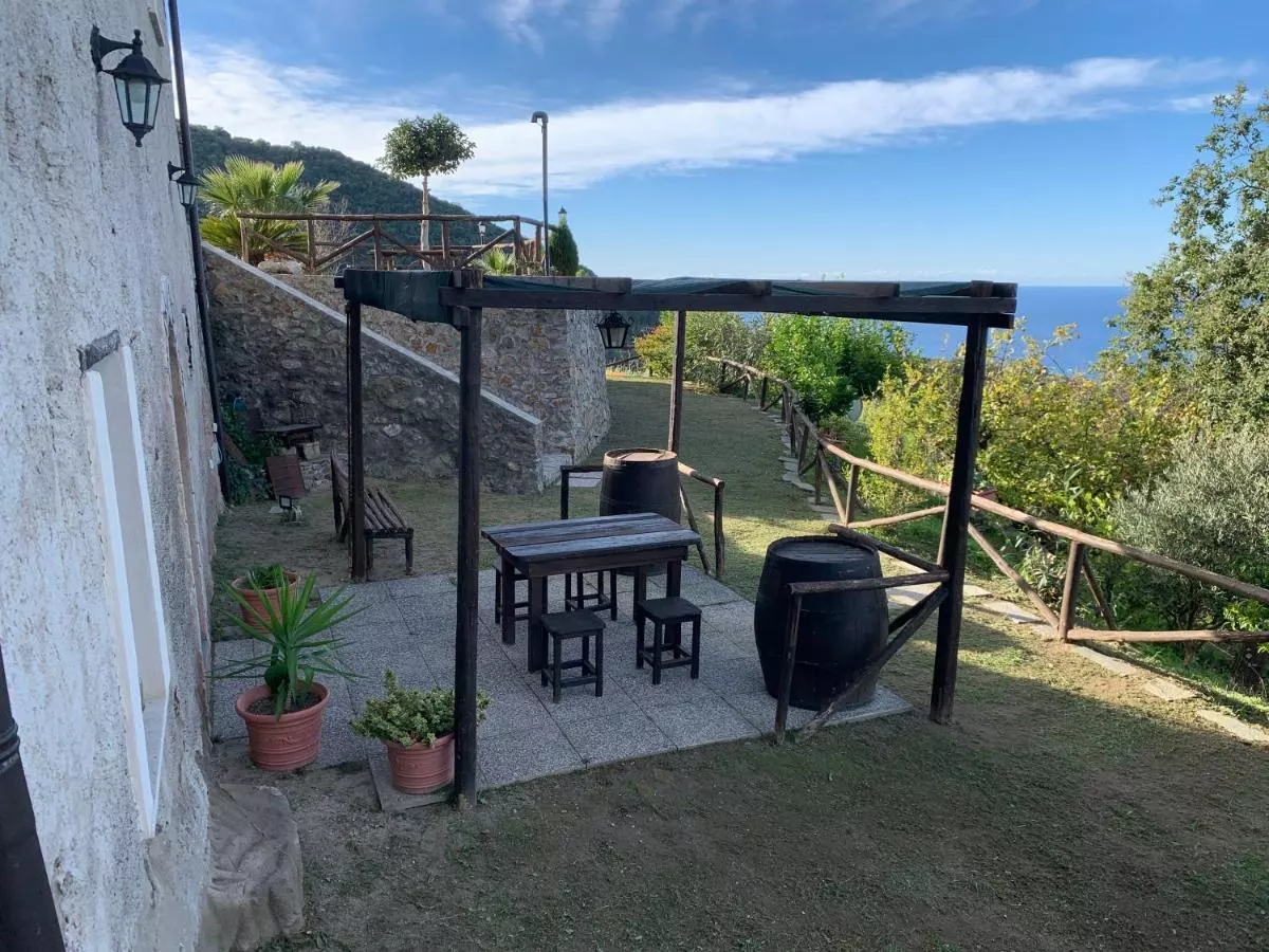 Il pergolato con tavolo e sedie, con il mare sullo sfondo