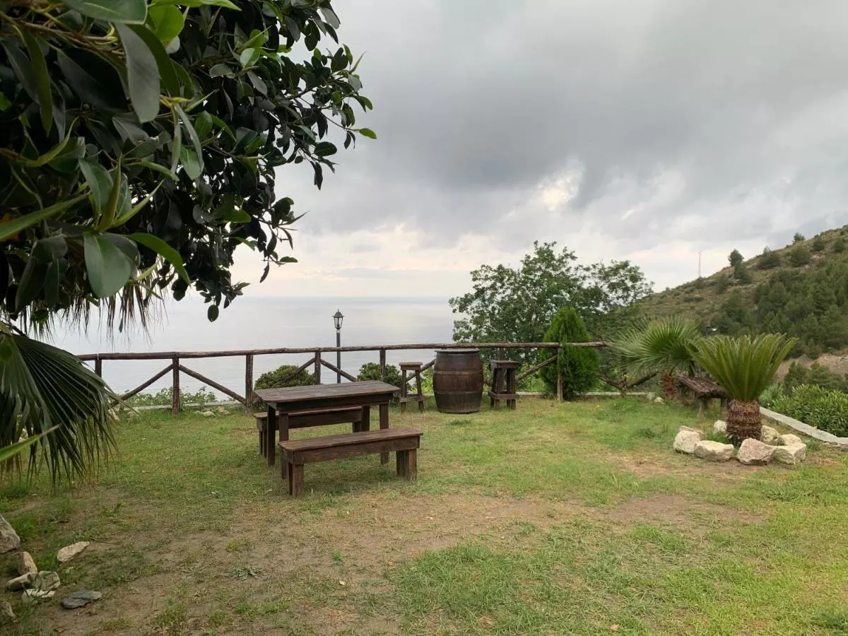 Panche in legno sul prato verso il mare