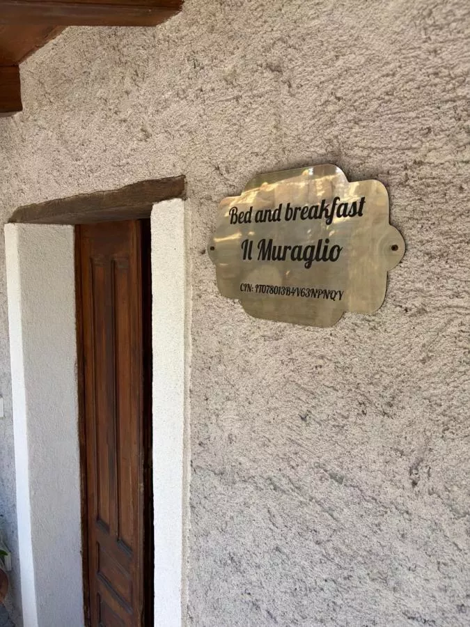 La targa in ottone del Bed and Breakfast Il Muraglio